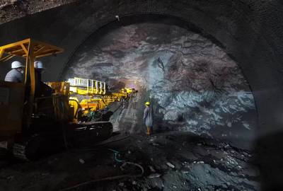 渝萬高鐵建設(shè)再傳捷報！萬州段首座八公里級長隧道提前貫通，國產(chǎn)大型機(jī)械顯神威